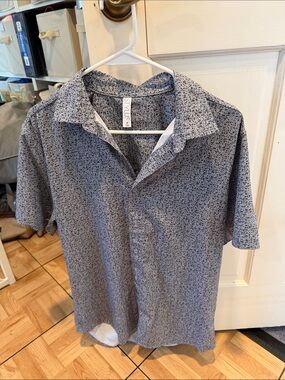 STYLUS Men’s Short-Sleeve Button-Down Shirt in Grayish blue print, medium.